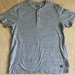 2 Men’s Levi’s Short Sleeve Henley T-Shirts XL